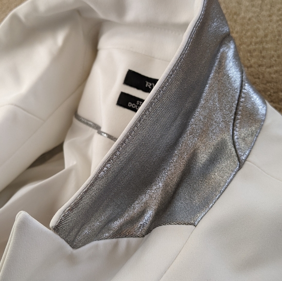 NWT RW&Co White Blazer with Silver Colar - Picture 4 of 8